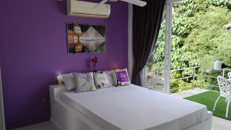 chambres-rouge-avec-grand-lit-salle-de-douche-italienne-sur-terrasse--villa-chaweng koh samui